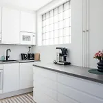 公寓 1br Next To Railway Station, Free Parking, Balcony *