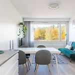 1br Next To Railway Station, Free Parking, Balcony Huoneisto