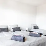 1br Next To Railway Station, Free Parking, Balcony Huoneisto