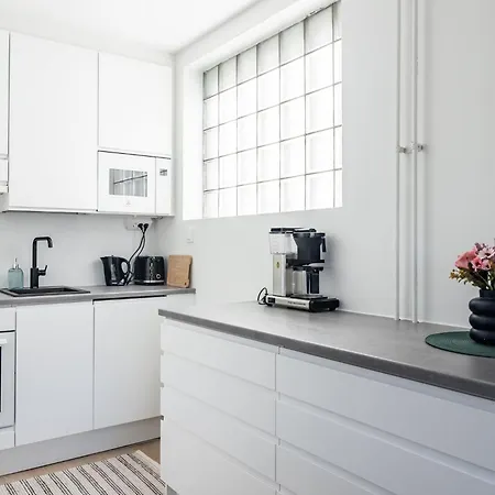 아파트 1br Next To Railway Station, Free Parking, Balcony *