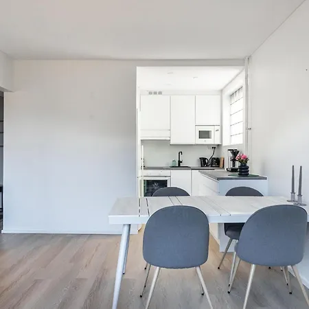 1br Next To Railway Station, Free Parking, Balcony 아파트