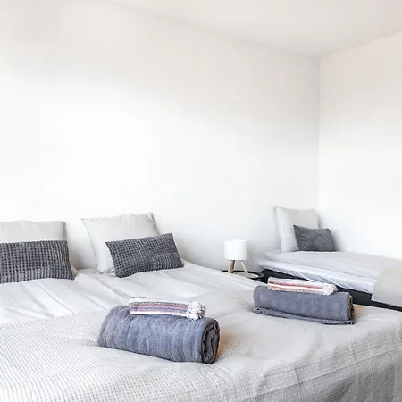 1br Next To Railway Station, Free Parking, Balcony アパート