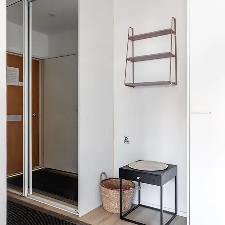 Апартаменты 1br Next To Railway Station, Free Parking, Balcony *