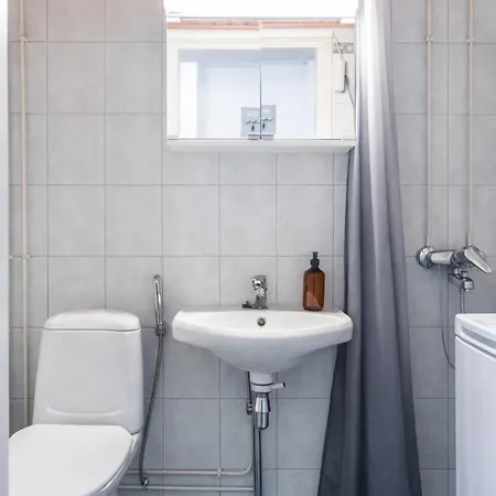 Huoneisto 1br Next To Railway Station, Free Parking, Balcony *