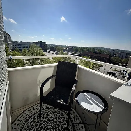 1br Next To Railway Station, Free Parking, Balcony Huoneisto