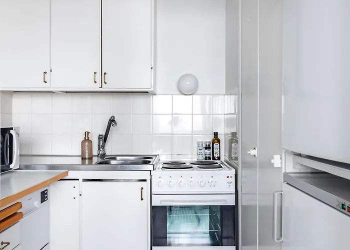 1br Next To Railway Station, Free Parking, Balcony